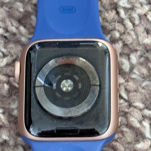 Apple Watch Series 5 40mm Gold Aluminum - Sport Band + gold bracelet band - Picture 5 of 6